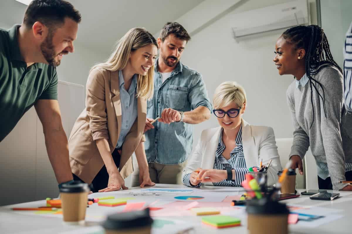 perfil-comportamental-como-o-disc-e-o-hogan-transformam-o-ambiente-de-trabalho-vera-lorenzo-mark-impink-fala-company-idiomas-treinamentos-corporativos