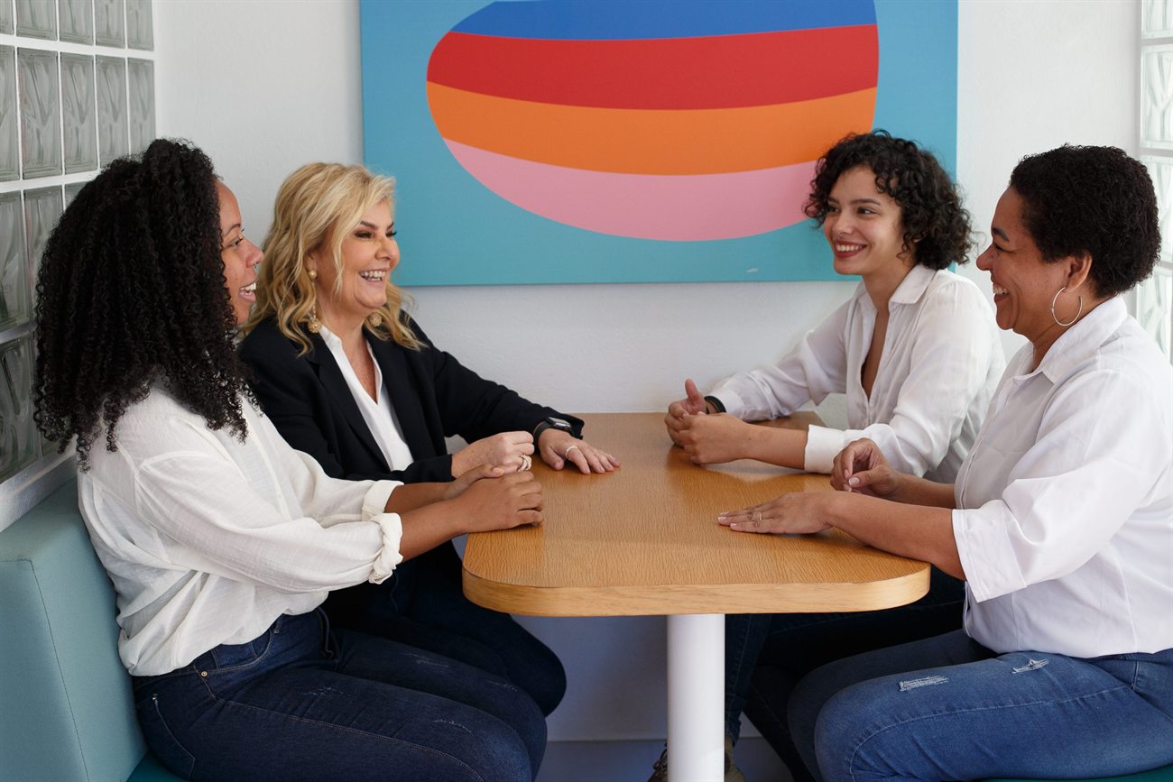 Especialistas da Fala Company em conversa com uma cliente