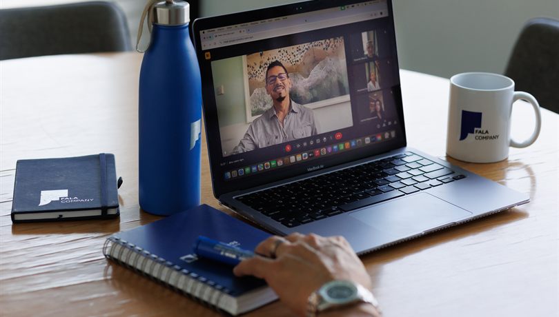 Aula de idiomas ao vivo pelo computador, um a um com o professor