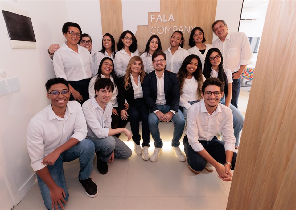 Time da Fala Company reunido na recepção do escritório